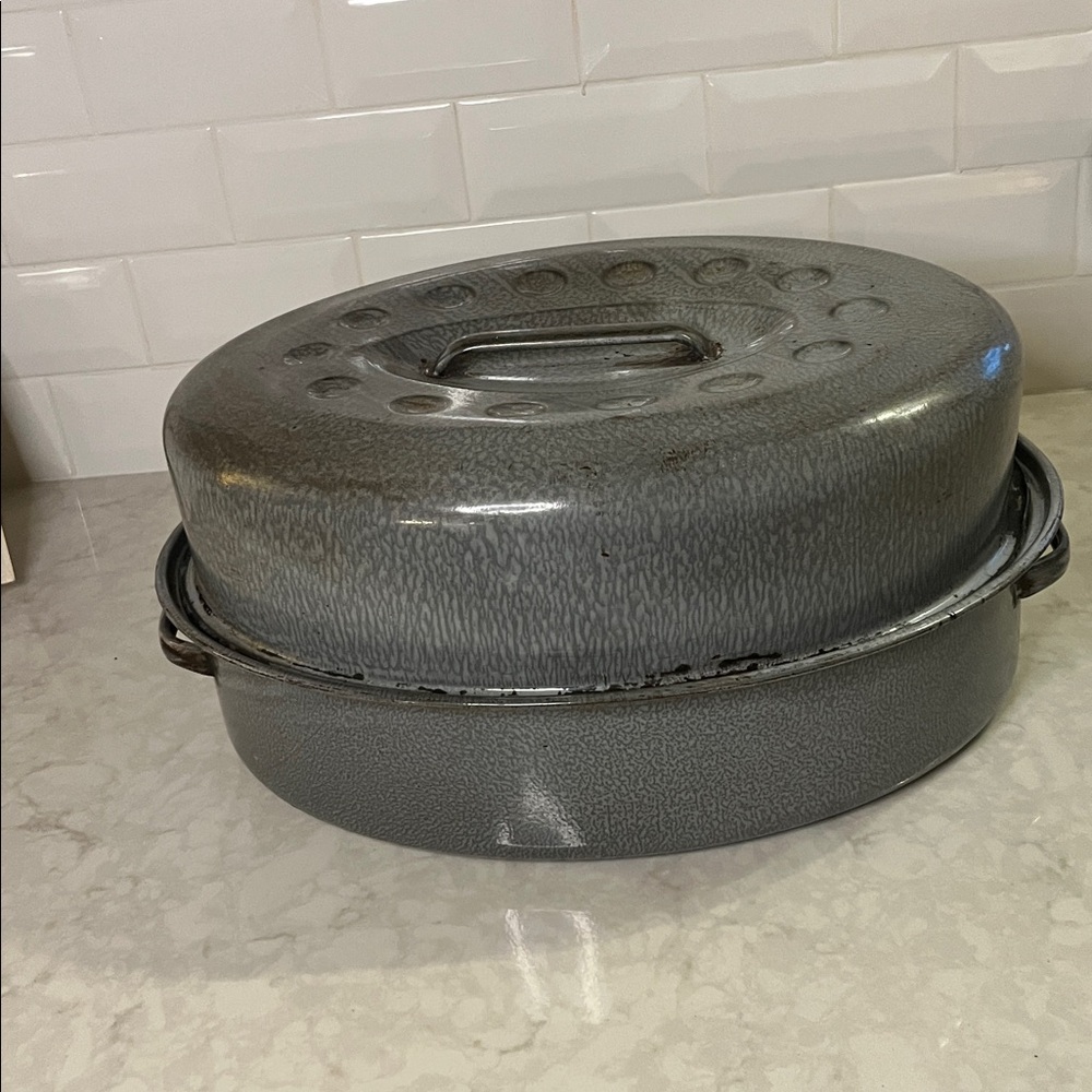 Farmhouse Vtg  Enamelware Graniteware Roasting Pan Turkey pan from 1950’s 16”